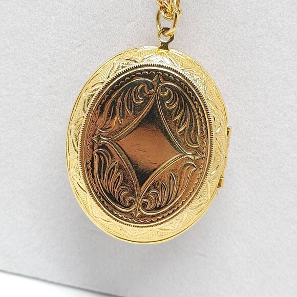 Vintage Gold Toned Resin Praying Hands Locket Pendant Necklace With Chain - Picture 3 of 7